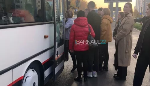 Колесо прошоркало штаны: в Барнауле пассажирка выпала из автобуса