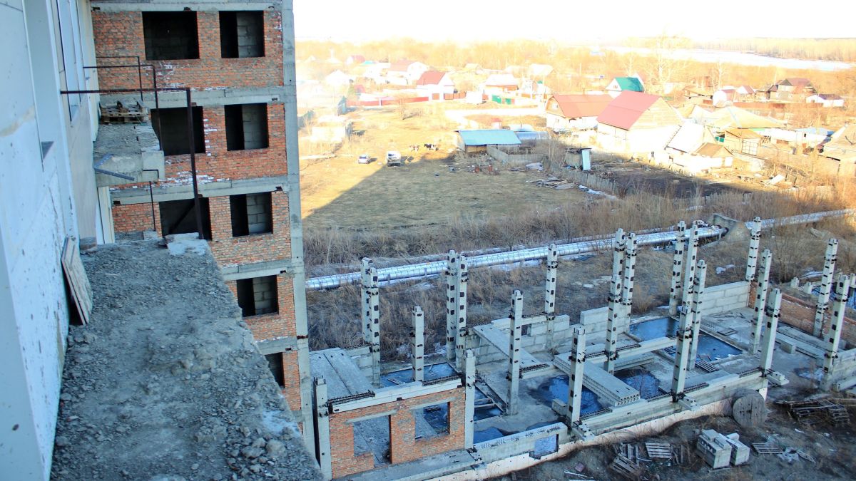 Долгострой на улице Михаила Митрофанова в Бийске