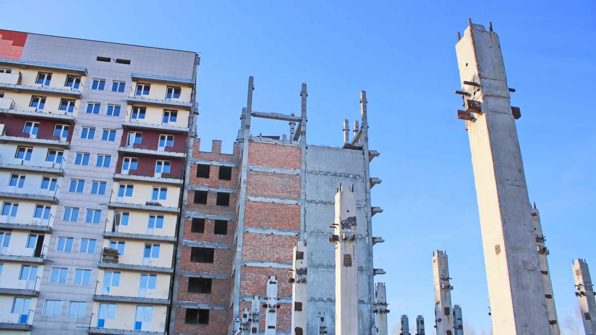 Долгострой на улице Михаила Митрофанова в Бийске