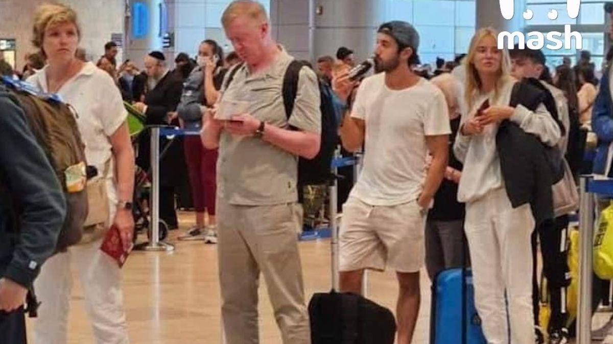 Мужчина, похожий на Анатолия Чубайса, в аэропорту Тель-Авива