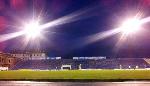 На барнаульском стадионе Динамо реконструируют систему освещения
