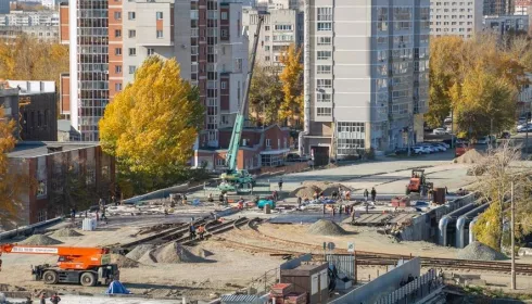 В Барнауле на мосту у Нового рынка начали укладывать асфальт