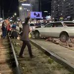 Появились фото с места жуткой аварии с пешеходами на остановке в Барнауле