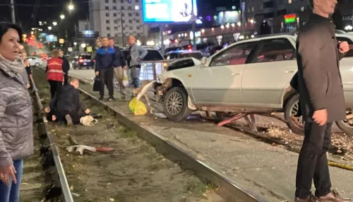 В Барнауле водителя, сбившего двух человек на остановке, взяли под стражу