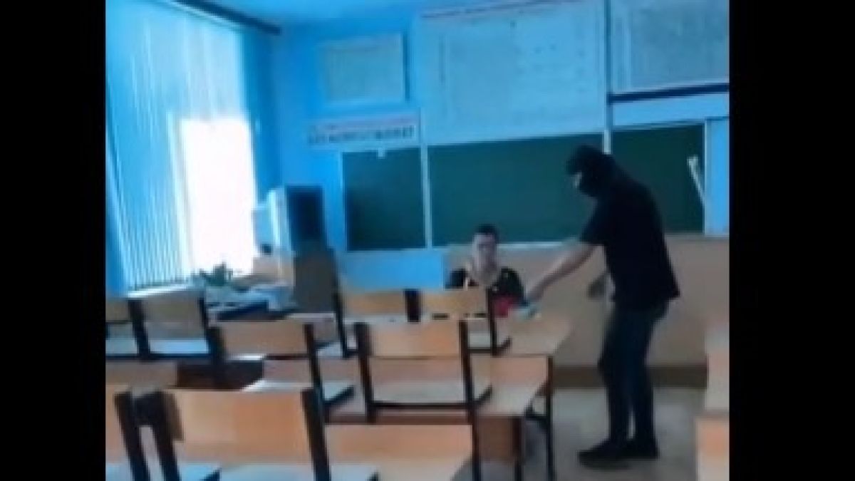 Школьник подарил учительнице две гвоздики