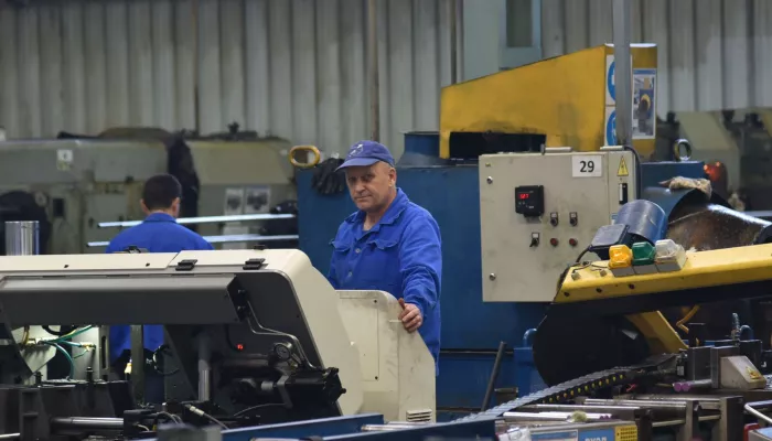 Растет, но падает: почему рост зарплат и штатов на заводах – это и хорошо, и тревожно