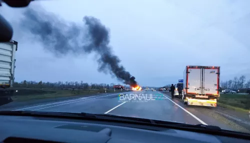 В Алтайском крае автомобиль полностью сгорел после серьезного ДТП