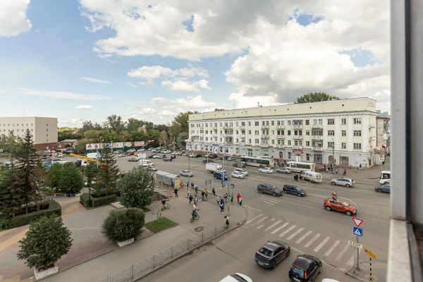 В Барнауле за 12,3 млн рублей продают квартиру с панорамным видом на Жилплощадку