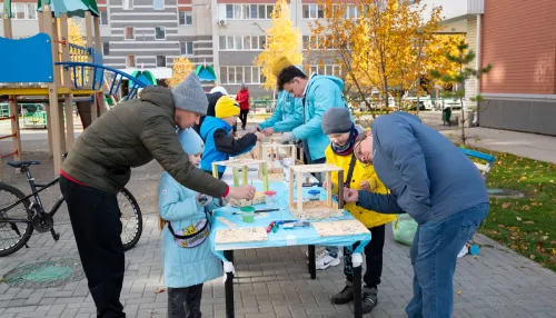 В Барнауле папы вместе с детьми в День отца сделали кормушки для птиц
