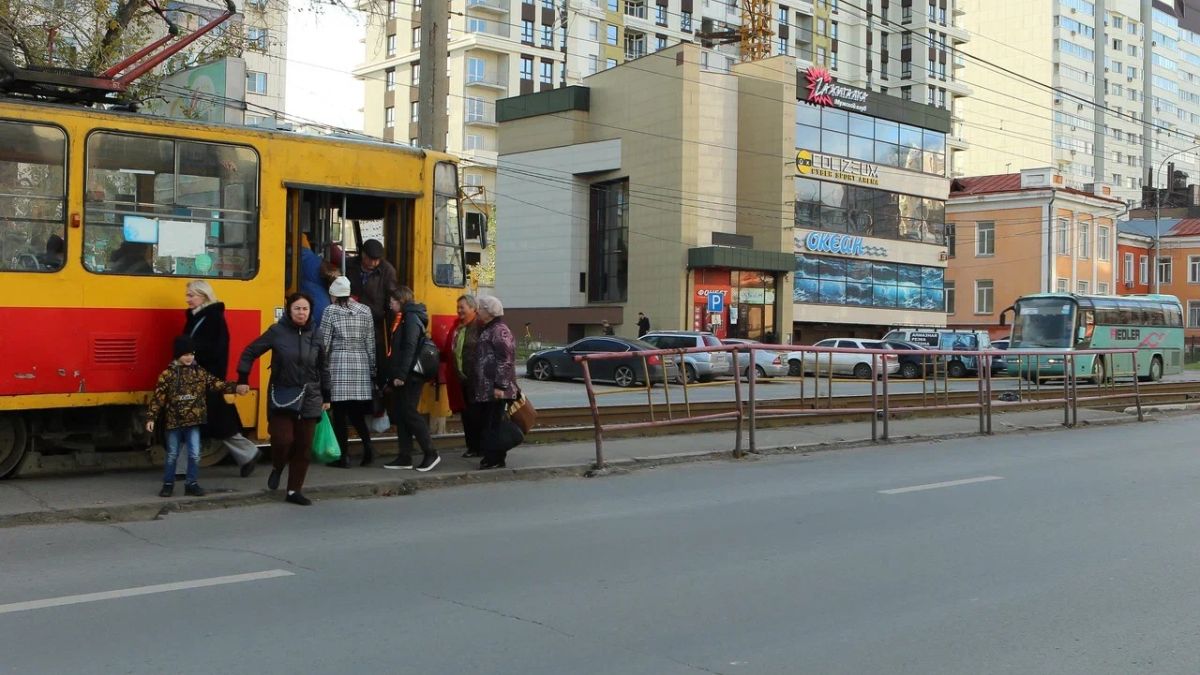 Эксперты оценили безопасность остановок общественного транспорта в Барнауле  | 18.10.2023 | Барнаул - БезФормата