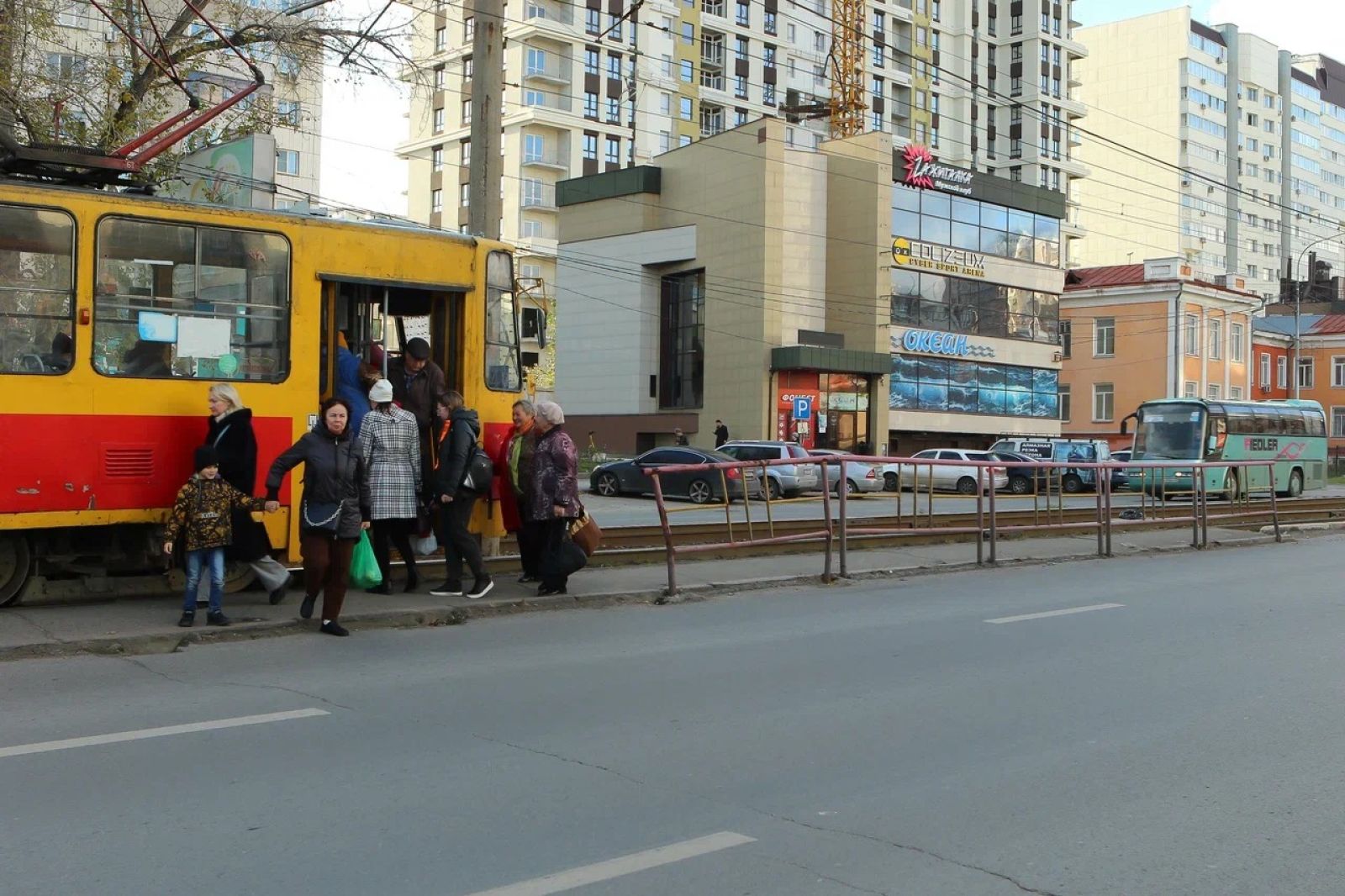 Как повысить безопасность остановок общественного транспорта в Барнауле -  Толк 18.10.2023