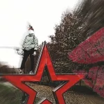Жительница Бийска ради эффектного фото забралась на звезду в парке Победы