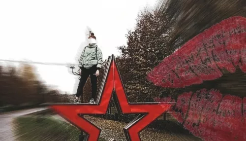 Жительница Бийска ради эффектного фото забралась на звезду в парке Победы