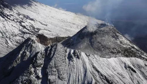 Вулкан Безымянный на Камчатке выбросил пепел на высоту 11 км