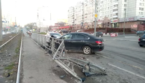 В Барнауле очередной автомобиль влетел в остановку на проспекте Красноармейском
