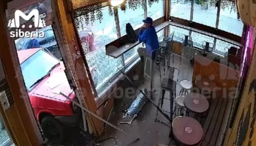 В Омске протаранивший кофейню автомобиль не нарушил спокойствия посетителя