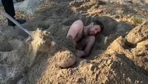 В Новосибирске мужчину заживо закопали в куче песка