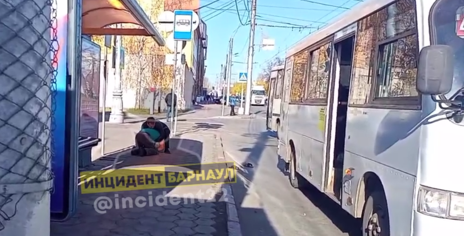 В Барнауле водитель маршрутки подрался с пассажиром на остановке - Толк  19.10.2023