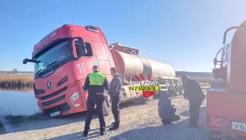 Появились кадры с места ДТП со съехавшим с дороги грузовиком в Алтайском крае