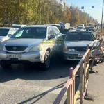 В Барнауле два авто не поделили дорогу и смяли ограждение на остановке