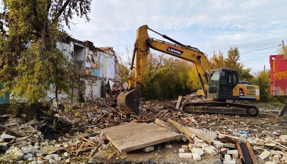 Как в Барнауле сносят два аварийных дома в Железнодорожном районе - Толк  19.10.2023