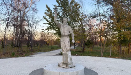 В барнаульском парке Изумрудном установили скульптуру кузнеца