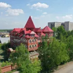 В Барнауле за 250 млн рублей продают знаменитый красный замок с землей