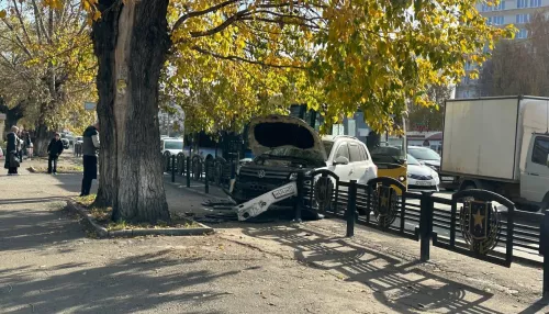 В Барнауле иномарка вновь снесла ограждение на проспекте Красноармейском