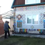 Необычной мозаикой из бутылочных пробок украсили свою дачу супруги из Барнаула