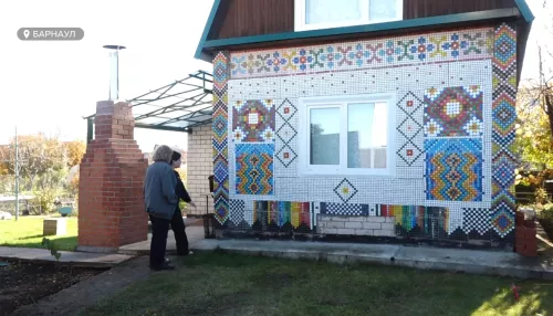 Необычной мозаикой из бутылочных пробок украсили свою дачу супруги из Барнаула