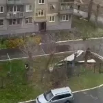В Барнауле крышу многоквартирника унесло порывом ветра
