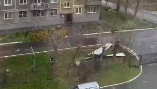 В Барнауле крышу многоквартирника унесло порывом ветра