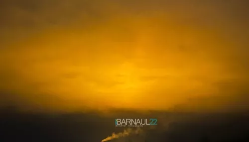 Жителей Барнаула озадачило странное ночное свечение в небе. Фото
