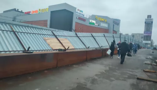 В Барнауле из-за непогоды накренился металлический забор у моста на Новом рынке