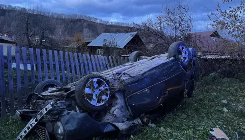 В Горно-Алтайске Mercedes попал в жесткое ДТП и перевернулся на крышу