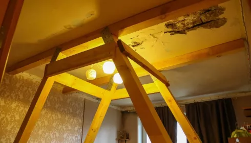 Не заходи в комнату. Потолок в детской у семьи барнаульцев повис на подпорках