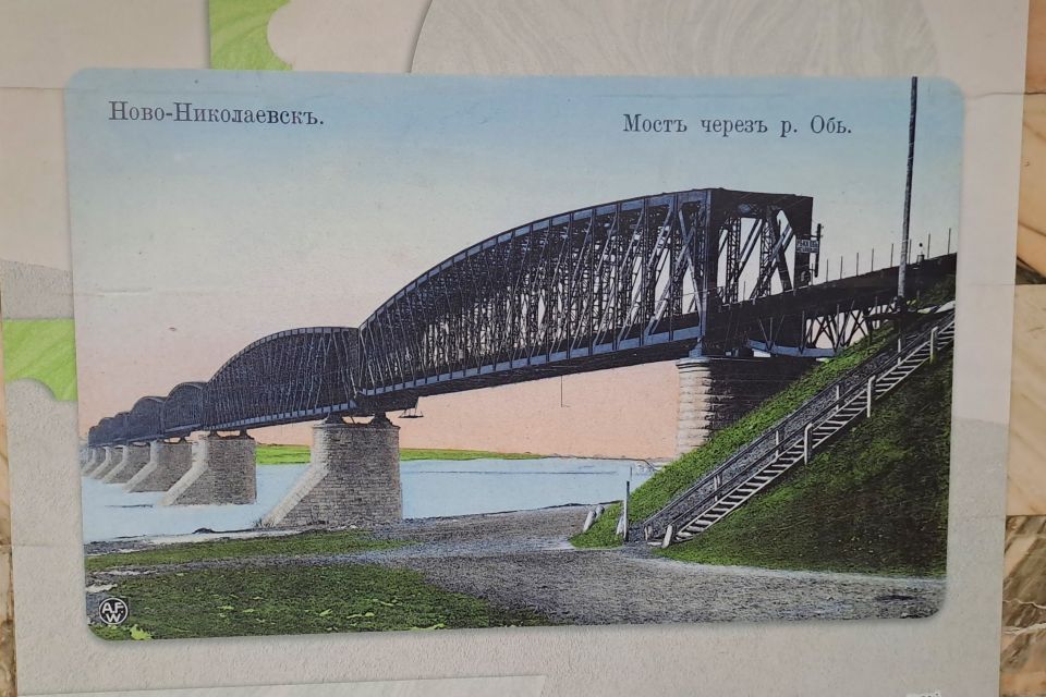 Изображение Старого железнодорожного моста, размещенное в переходе метро