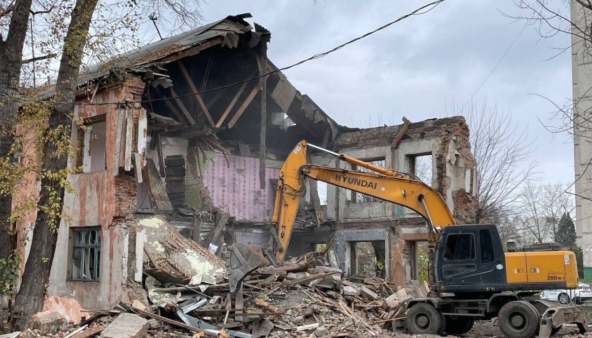 В Барнауле сносят очередной аварийный дом на улице Петра Сухова - Толк  24.10.2023