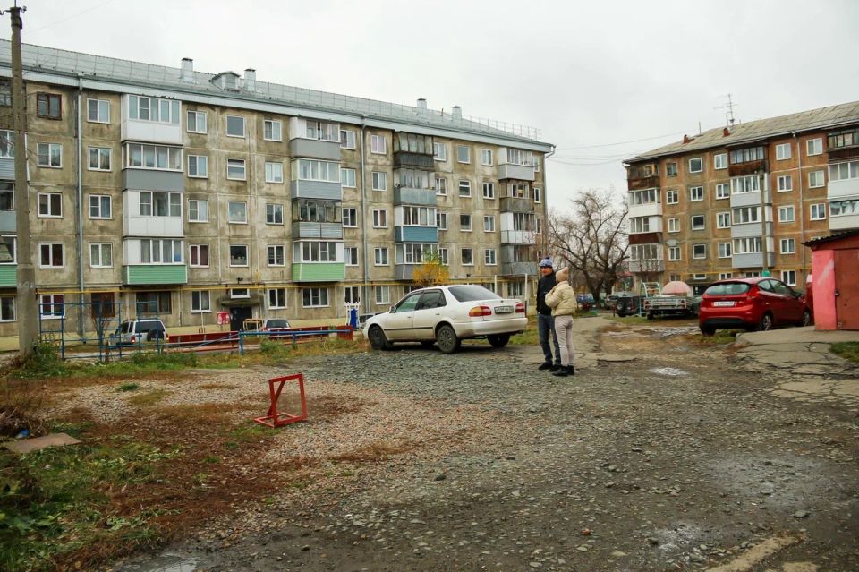 Парковочные места во дворе дома на ул. Г. Титова 48/2 из-за которых и вспыхнул спор