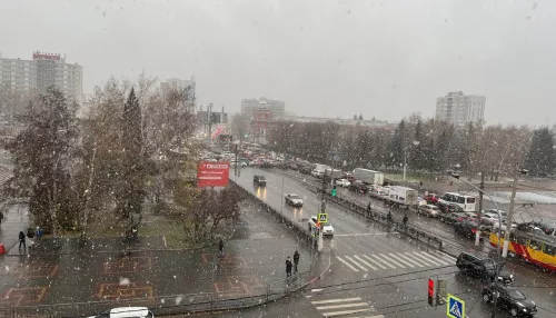 Снегопад нагрянул в Барнаул вместе с пробками на 9 баллов. Фото