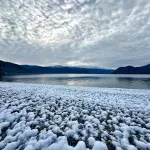 Маленькое царство сказки: берега Телецкого озера укрыл снег