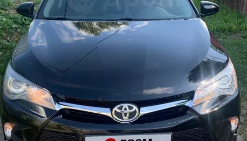 В Бийске за 2,5 млн продают черную Toyota Camry в богатой комплектации