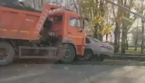 В Барнауле КамАЗ и иномарка не поделили дорогу у ТЦ Алтай