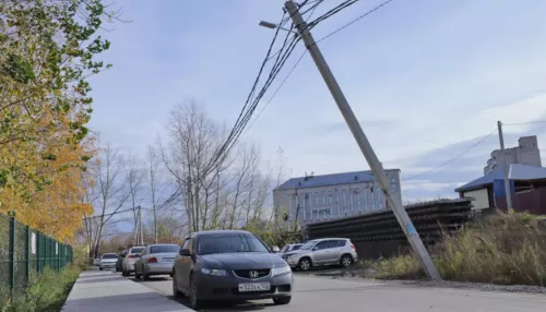 В Бийске накренившийся столб с проводами угрожает упасть на дорогу
