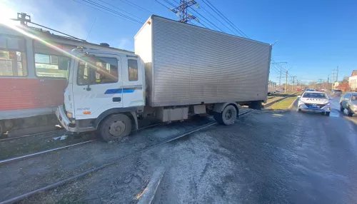 В Бийске грузовик врезался в трамвай: есть пострадавшие