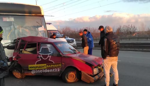 В Барнауле пассажирский автобус смял на мосту девятку