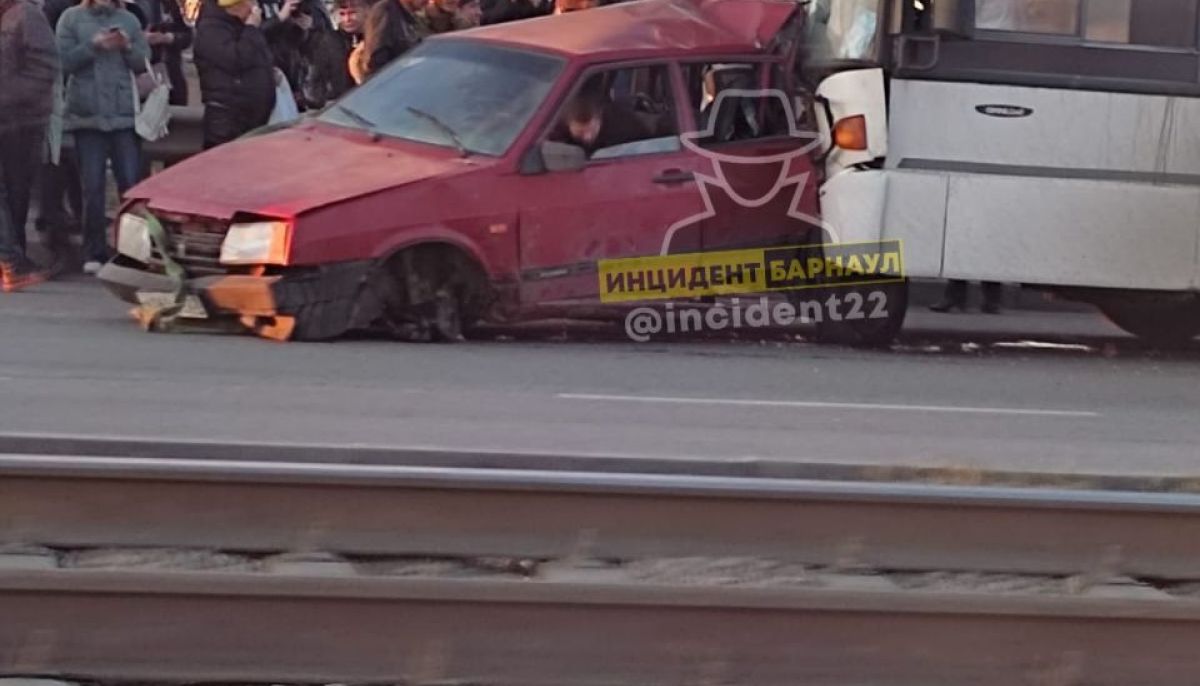 Что известно о ДТП с участием пассажирского автобуса в Барнауле - Толк  27.10.2023