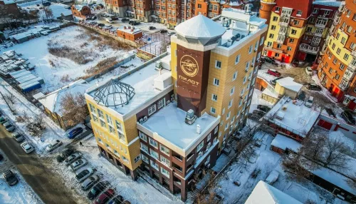 В Барнауле за 195 млн рублей продают восьмиэтажный офисник в центре города