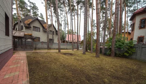 В Барнауле за 45 млн рублей продают большой коттедж в окружении сосен