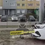 В Барнауле автомобиль такси с пассажиром врезался в столб